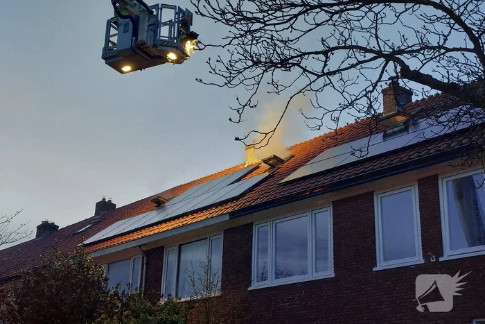 Rookontwikkeling bij brand op zolder van woning