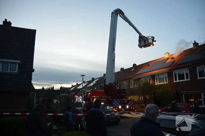 Rookontwikkeling bij brand op zolder van woning
