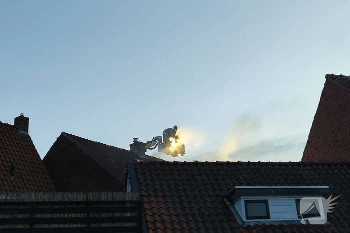 Rookontwikkeling bij brand op zolder van woning
