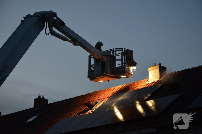 Rookontwikkeling bij brand op zolder van woning