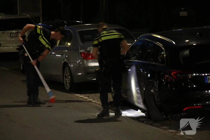 Automobilist ramt geparkeerde auto's