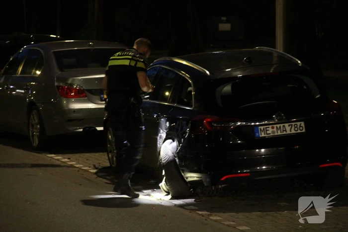 Automobilist ramt geparkeerde auto's
