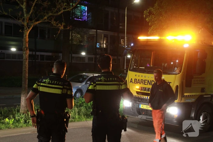 Automobilist ramt geparkeerde auto's