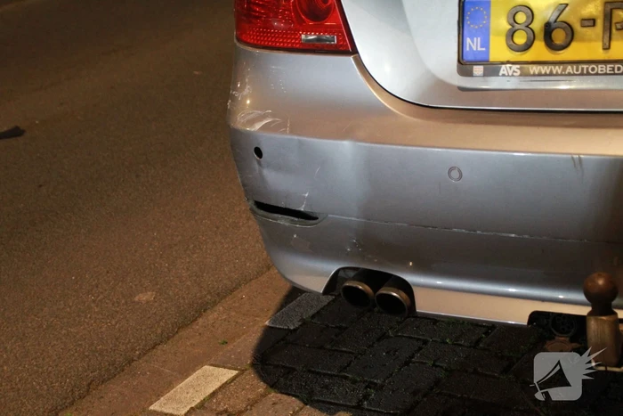 Automobilist ramt geparkeerde auto's