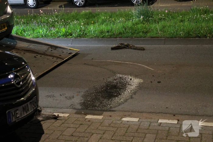 Automobilist ramt geparkeerde auto's