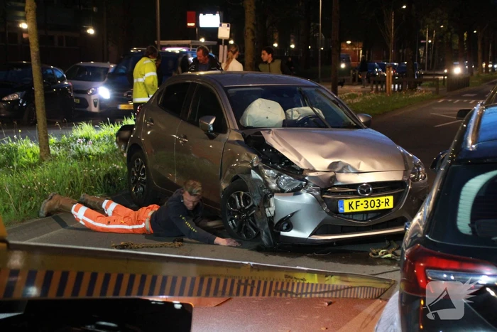 Automobilist ramt geparkeerde auto's