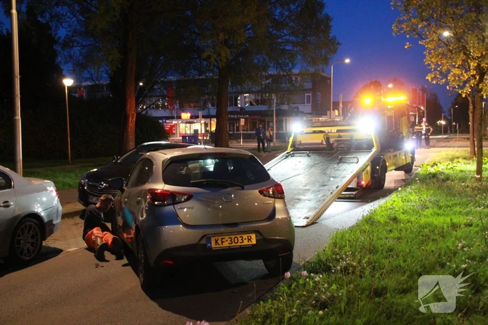 Automobilist ramt geparkeerde auto's