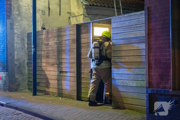 Man met verward gedrag steekt woning in brand
