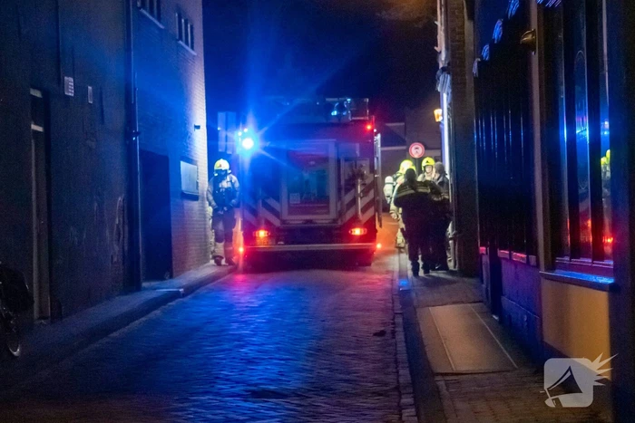 Man met verward gedrag steekt woning in brand