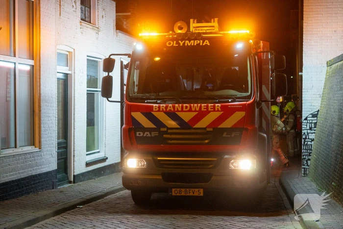 Man met verward gedrag steekt woning in brand
