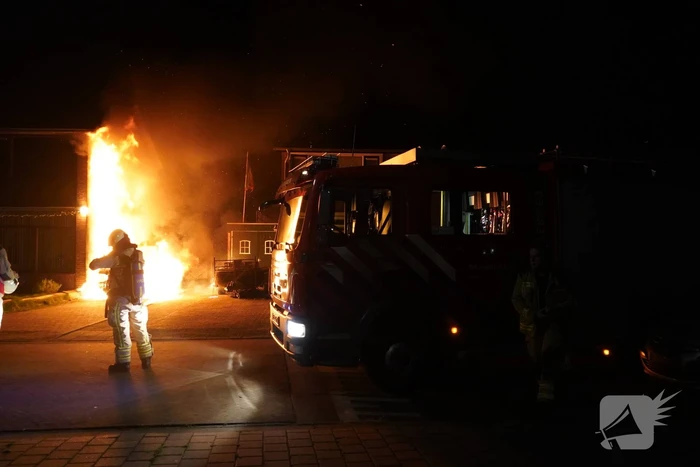 Busje volledig afgebrand door brand