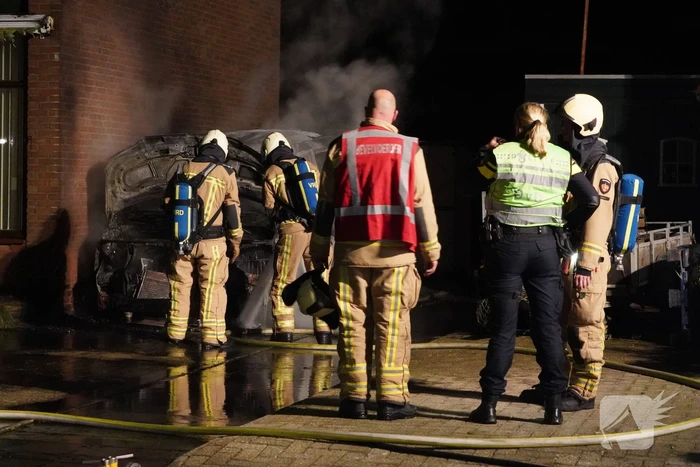 Busje volledig afgebrand door brand