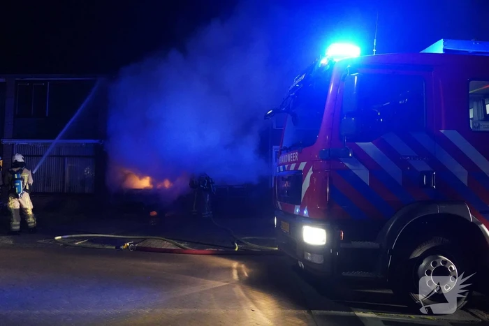 Busje volledig afgebrand door brand