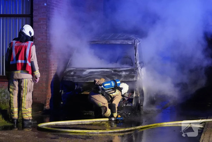 Busje volledig afgebrand door brand