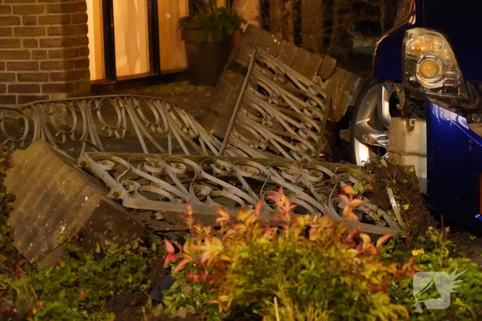Automobilist belandt in voortuin van woning