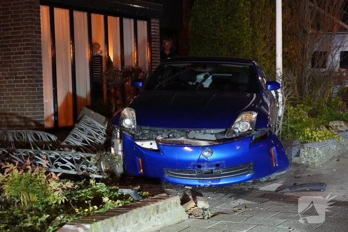Automobilist belandt in voortuin van woning