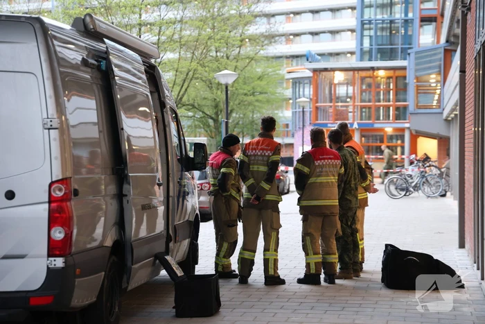 EOD doet onderzoek bij auto met mogelijk explosief materiaal