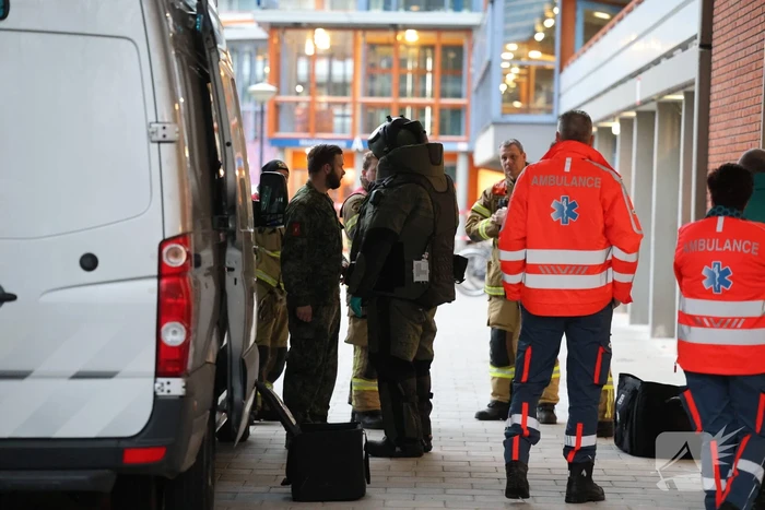 EOD doet onderzoek bij auto met mogelijk explosief materiaal