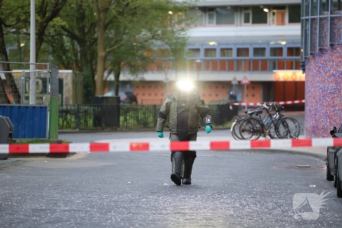 EOD doet onderzoek bij auto met mogelijk explosief materiaal