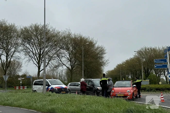 Twee voertuigen botsen op rotonde