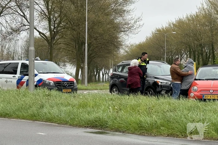 Twee voertuigen botsen op rotonde