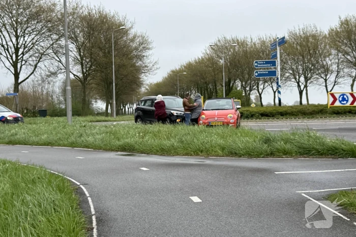 Twee voertuigen botsen op rotonde