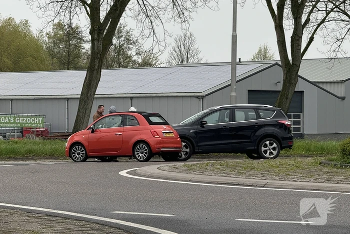 Twee voertuigen botsen op rotonde