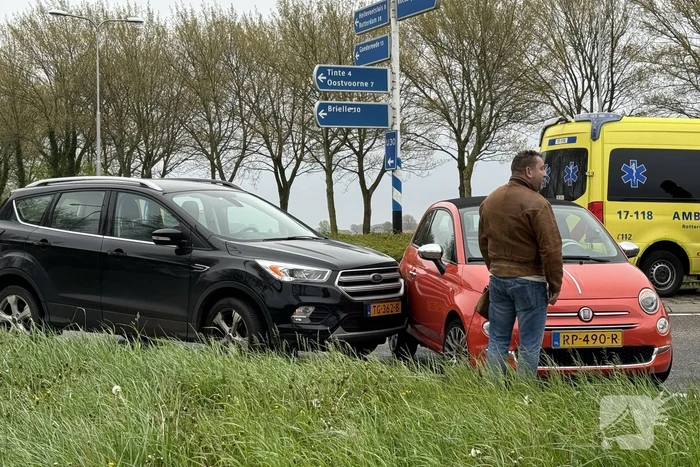 Twee voertuigen botsen op rotonde