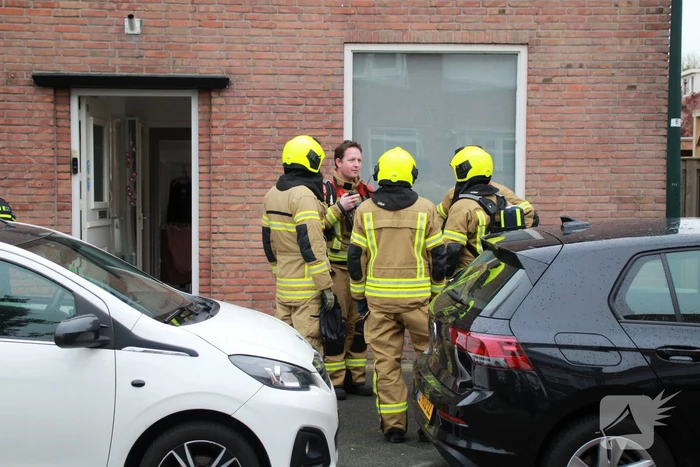 Brandweer onderzoekt brandlucht in woning