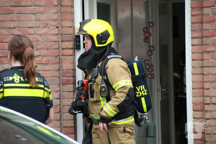 Brandweer onderzoekt brandlucht in woning