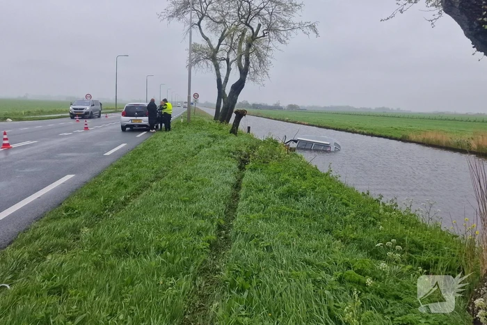 Camper raakt van de weg belandt in het water