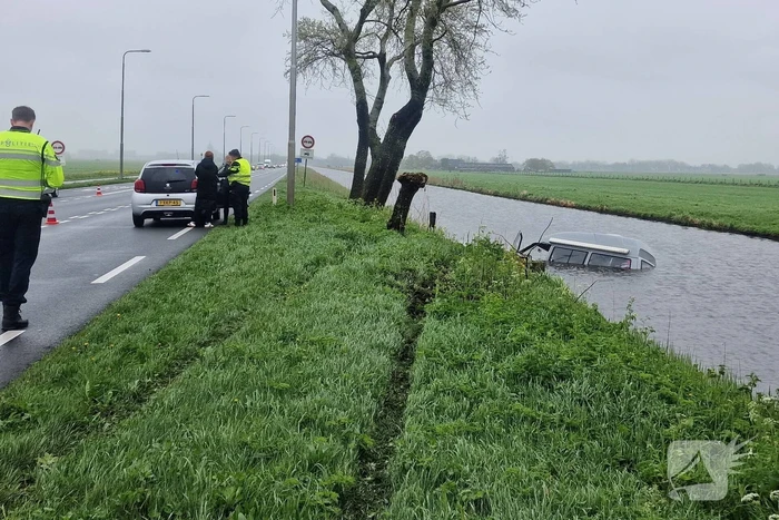 Camper raakt van de weg belandt in het water