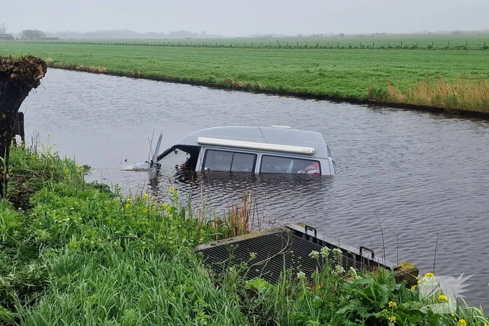 Camper raakt van de weg belandt in het water