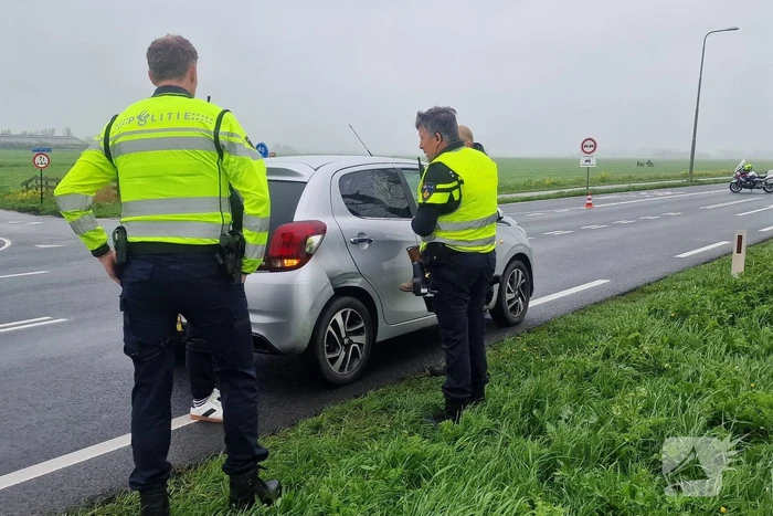 Camper raakt van de weg belandt in het water
