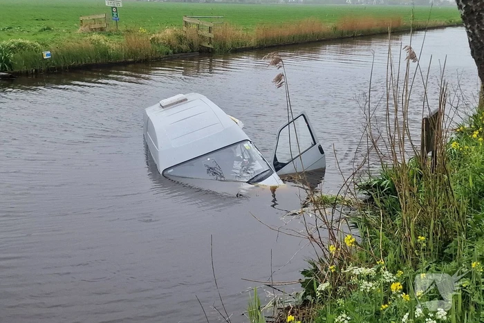 Camper raakt van de weg belandt in het water