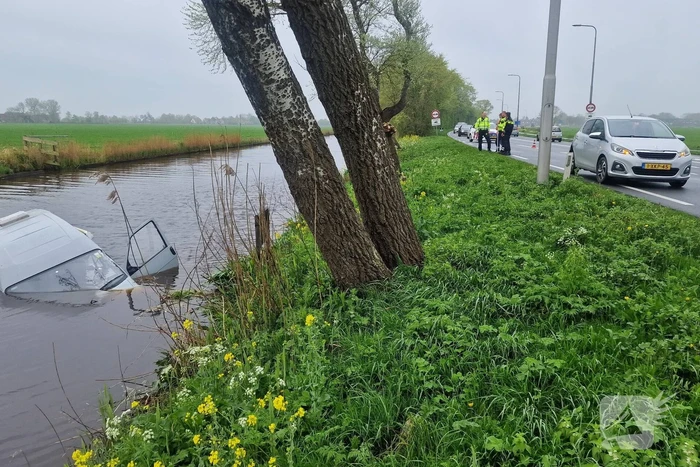 Camper raakt van de weg belandt in het water