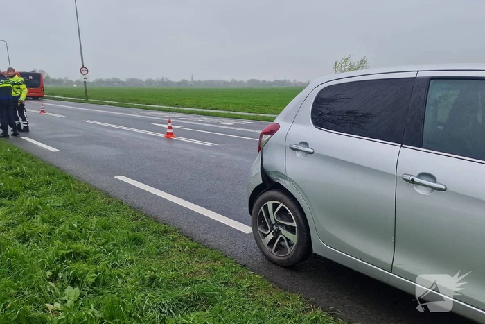 Camper raakt van de weg belandt in het water