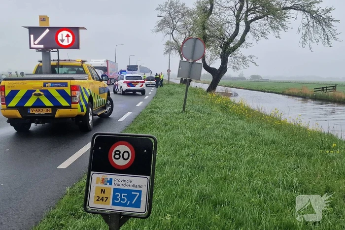 Camper raakt van de weg belandt in het water
