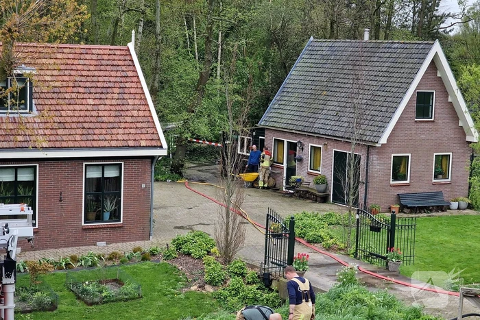 Twee auto's verwoest door brand in bijgebouw