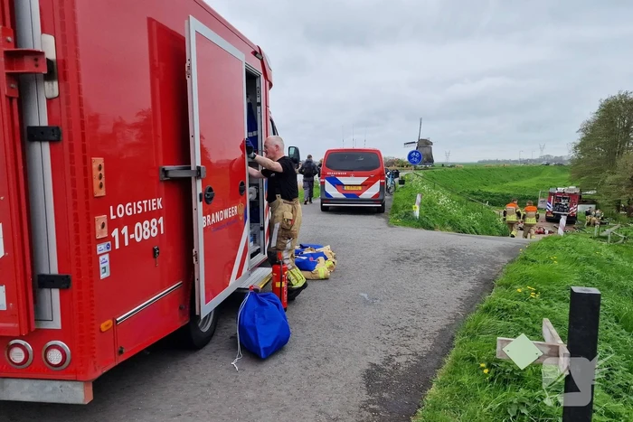 Twee auto's verwoest door brand in bijgebouw