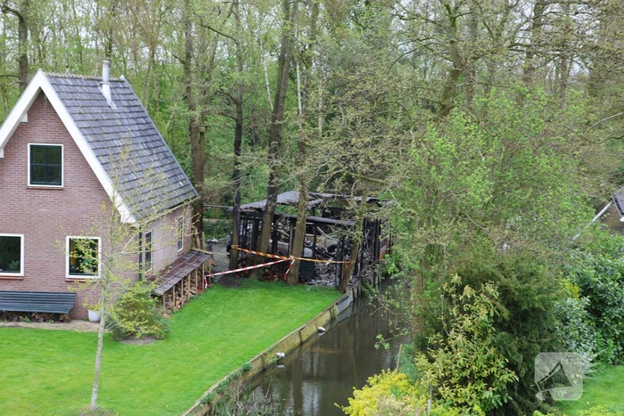 Twee auto's verwoest door brand in bijgebouw