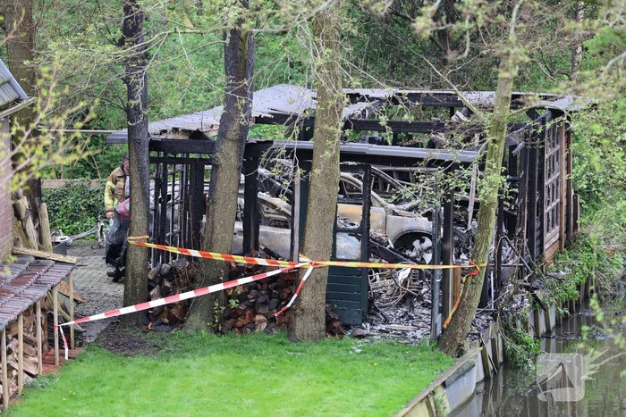 Twee auto's verwoest door brand in bijgebouw