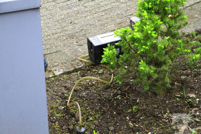 Onderzoek naar mogelijke gaslekkage in tuin
