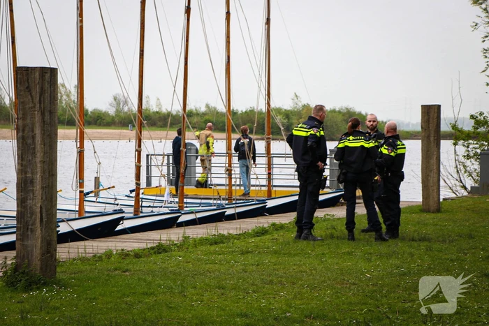 Overleden persoon aangetroffen bij strand