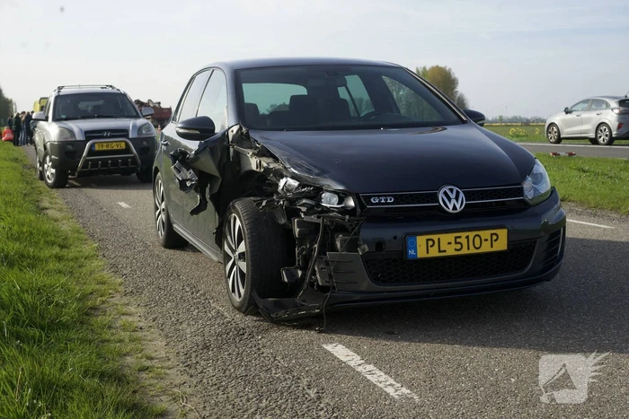 Twee auto's op elkaar wanneer bestuurders naar ander ongeval kijken