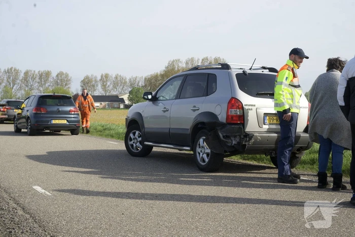 Twee auto's op elkaar wanneer bestuurders naar ander ongeval kijken