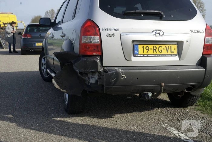 Twee auto's op elkaar wanneer bestuurders naar ander ongeval kijken