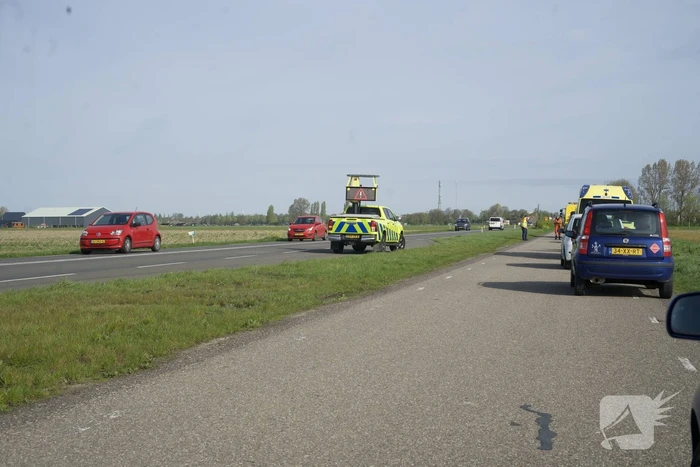 Twee auto's op elkaar wanneer bestuurders naar ander ongeval kijken