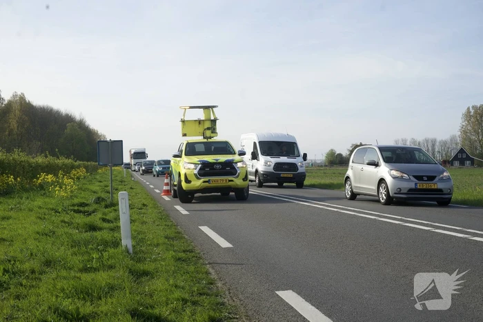 Twee auto's op elkaar wanneer bestuurders naar ander ongeval kijken