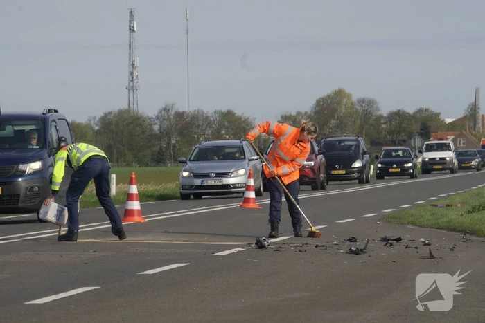 Twee auto's op elkaar wanneer bestuurders naar ander ongeval kijken